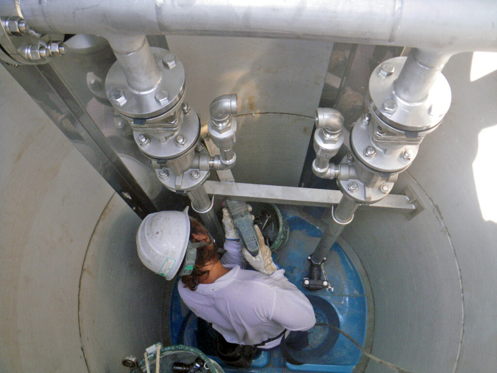 マンホールポンプ設備設置工事2 (配管サポート取付)